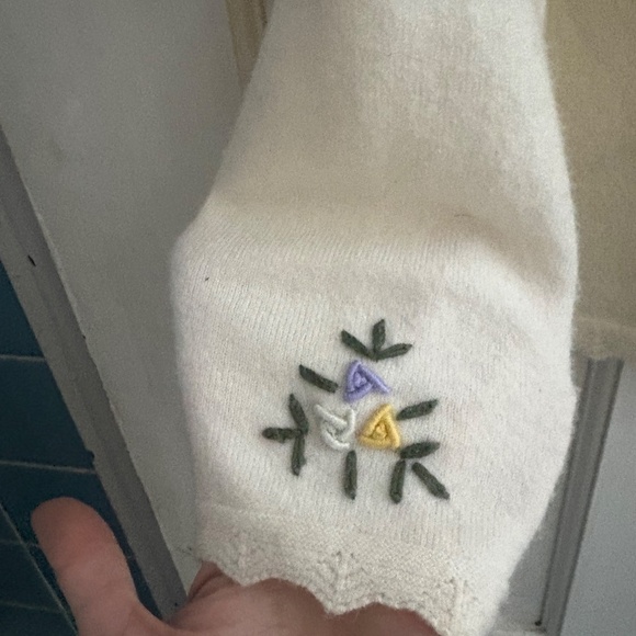 Simple Retro Ecru Embroidered Flowers Sweater, Size M - Picture 4 of 7